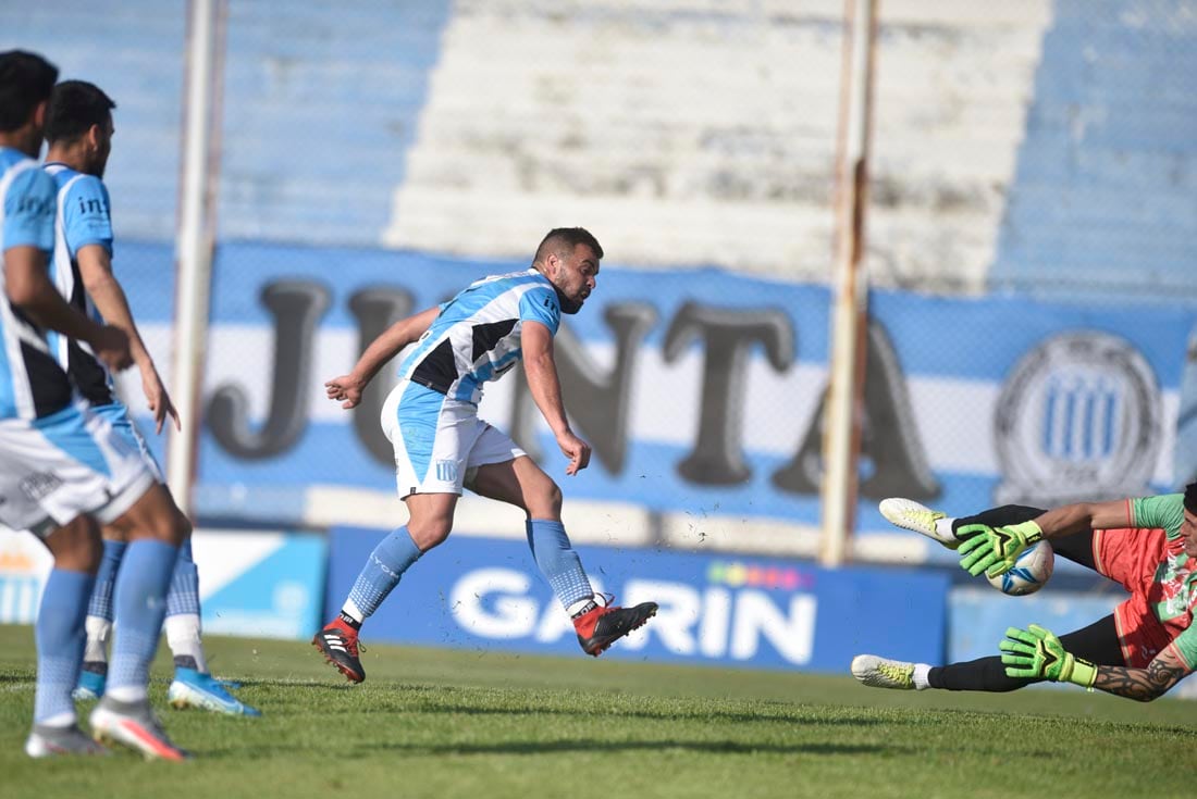 Racing hizo todo para ganar en Nueva Italia y no pudo romper el cero ante Sportivo Las Parejas (Ramiro Pereyra La Voz).