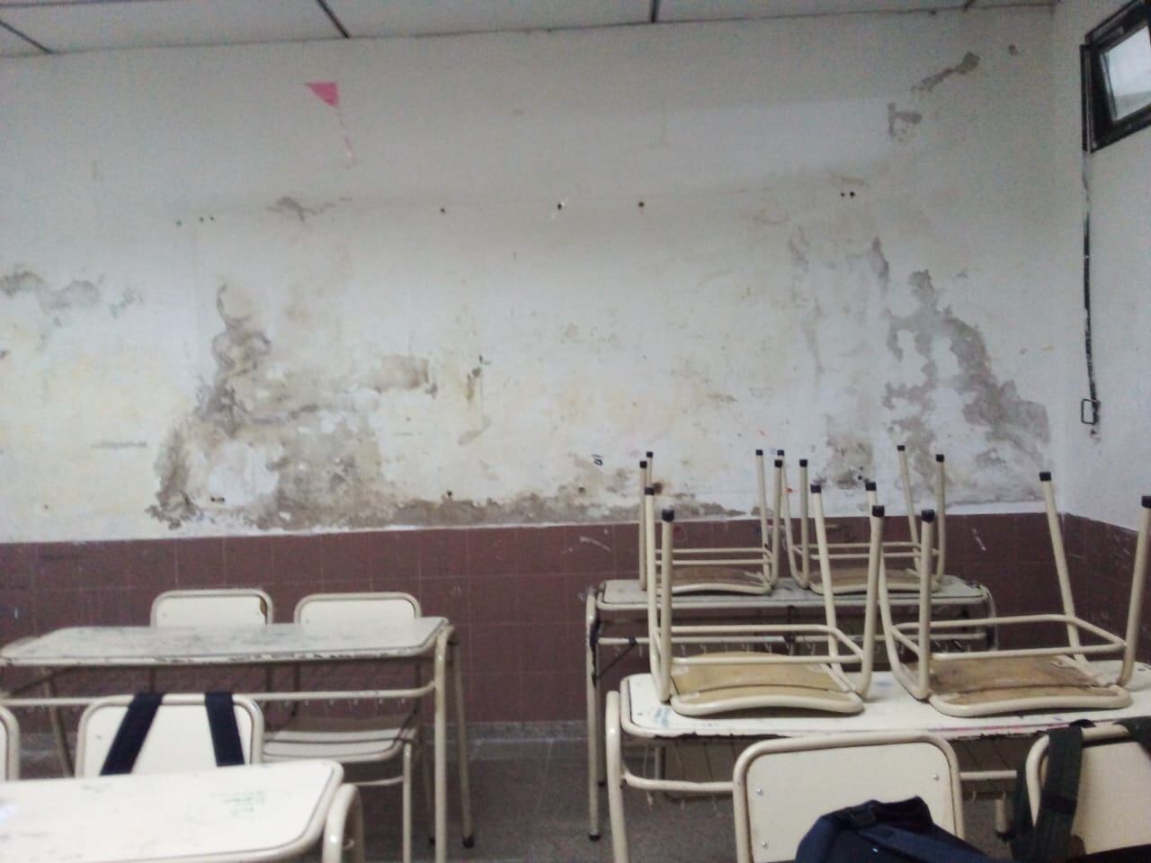 Escuela Roma. Estado actual de las aulas y el SUM del Ipem 10 ubicado en Padre Lozano al 300. (Gentileza)