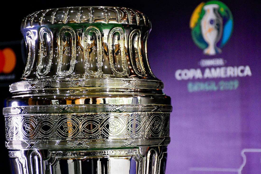 El trofeo en una de las presentaciones de la Conmebol. (Prensa Conmebol)