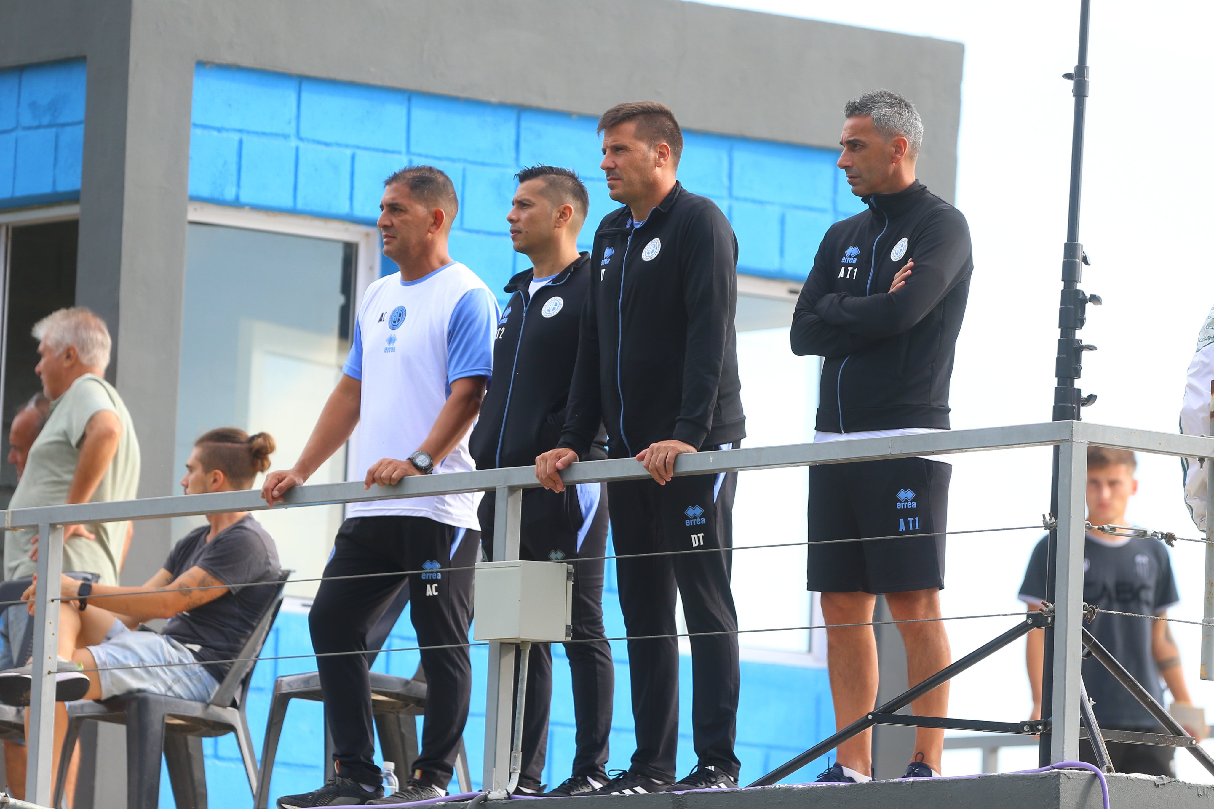 Juan Cruz Real, el DT de Belgrano, viendo un partido de la Reserva del equipo. (Prensa Belgrano)