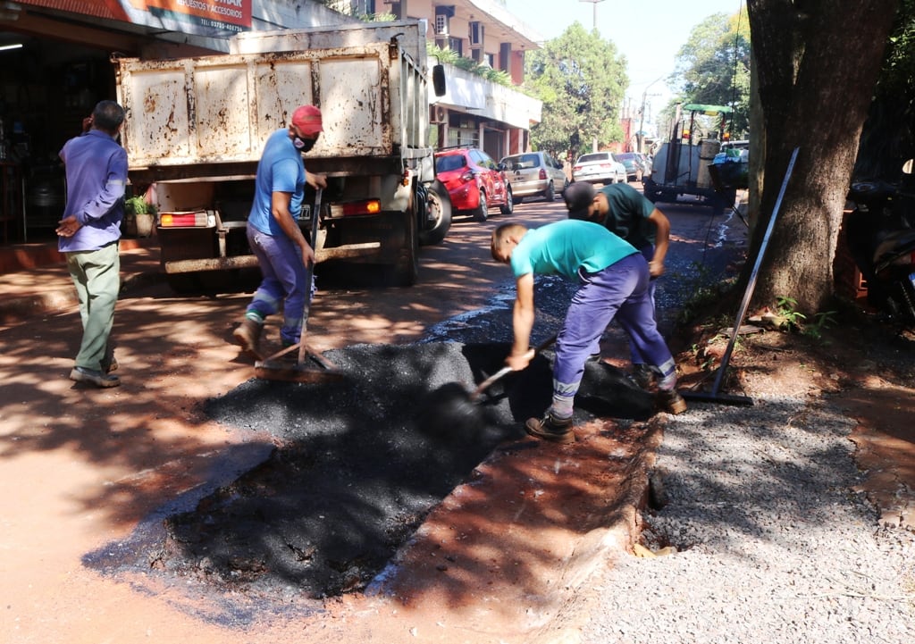 Trabajos en espacios públicos, bacheos y construcción de vereda peatonal