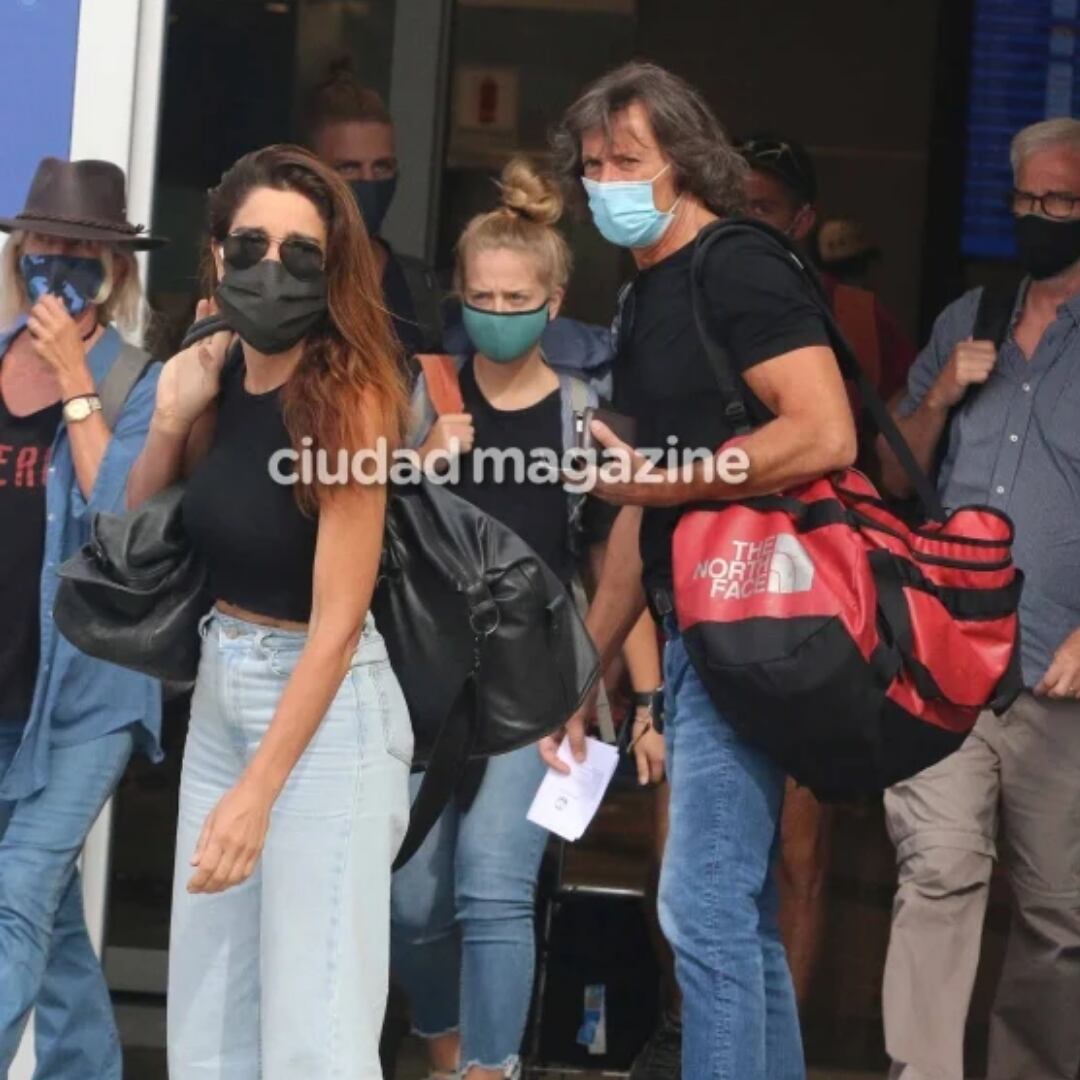 La pareja fue fotografiada durante su regreso al Aeropuerto de Ezeiza.