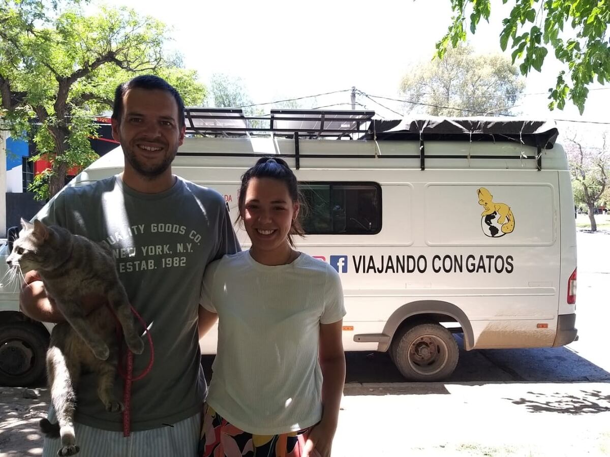 Llegaron a San Juan para ver a la Selección junto a sus dos gatos en un motorhome