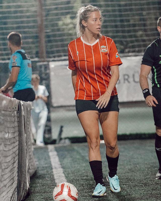 Nati Jota jugando al fútbol