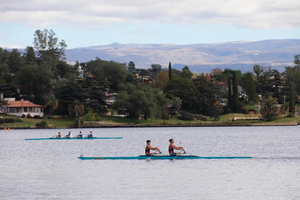 Más de 300 remeros participan de la regata "Villa Carlos Paz 2021" con el lago San Roque como escenario principal.