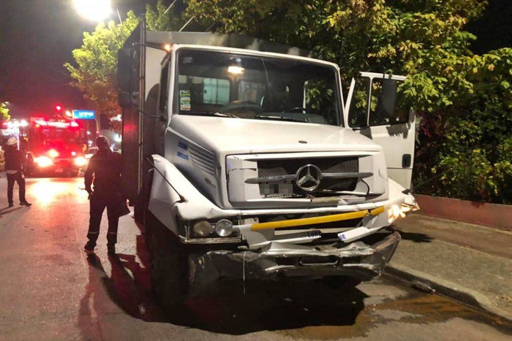 Lomas de Zamora: un patrullero terminó incrustado en una casa. (Foto: El diario sur)