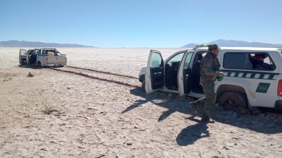 La persecución acabó con los dos vehículos atascados en suelo blando de las Salinas Grandes de Jujuy.