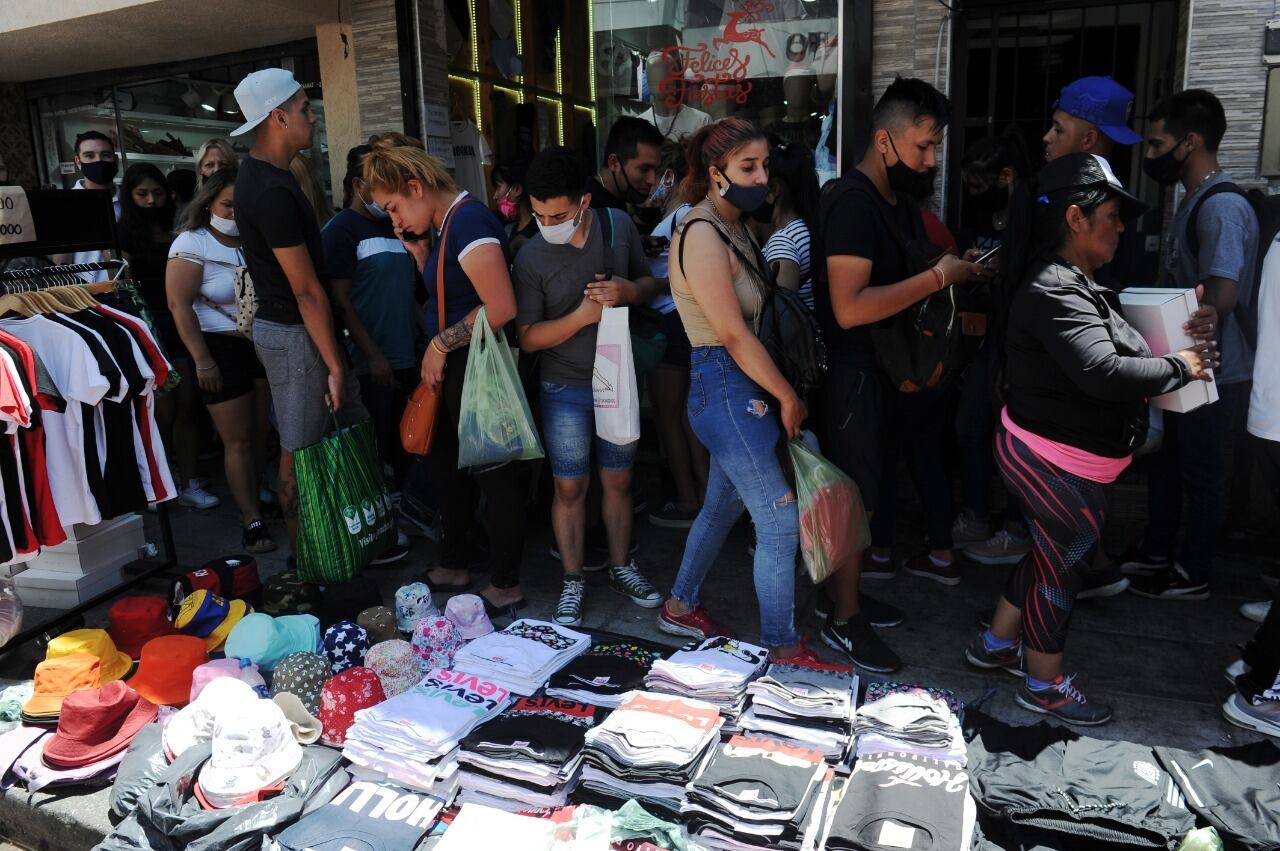 Colapso de personas en el barrio porteño de Flores por las compras navideñas. Foto: Clarín.