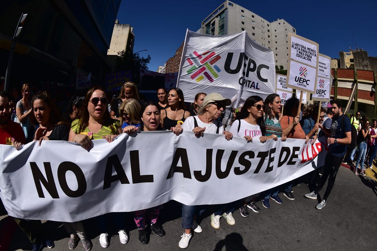 Docentes de Córdoba paran y se movilizan por el centro de la ciudad. (La Voz)