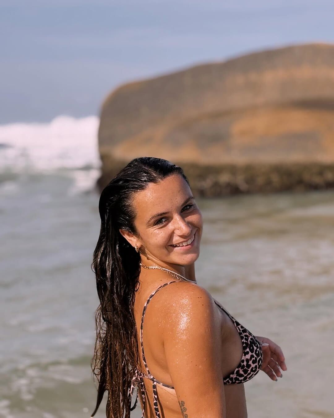 Martina, la novia de Matías Alé, conquistó las playas brasileras en microbikini