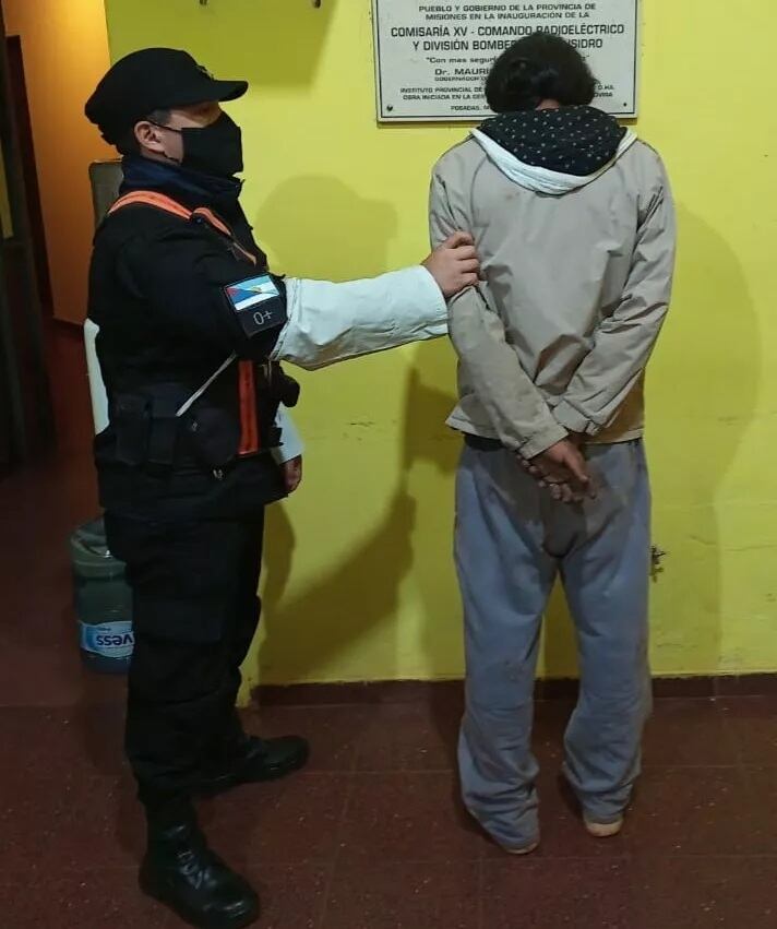 Intentaba sustraer objetos de un corralón de autos y terminó detenido.