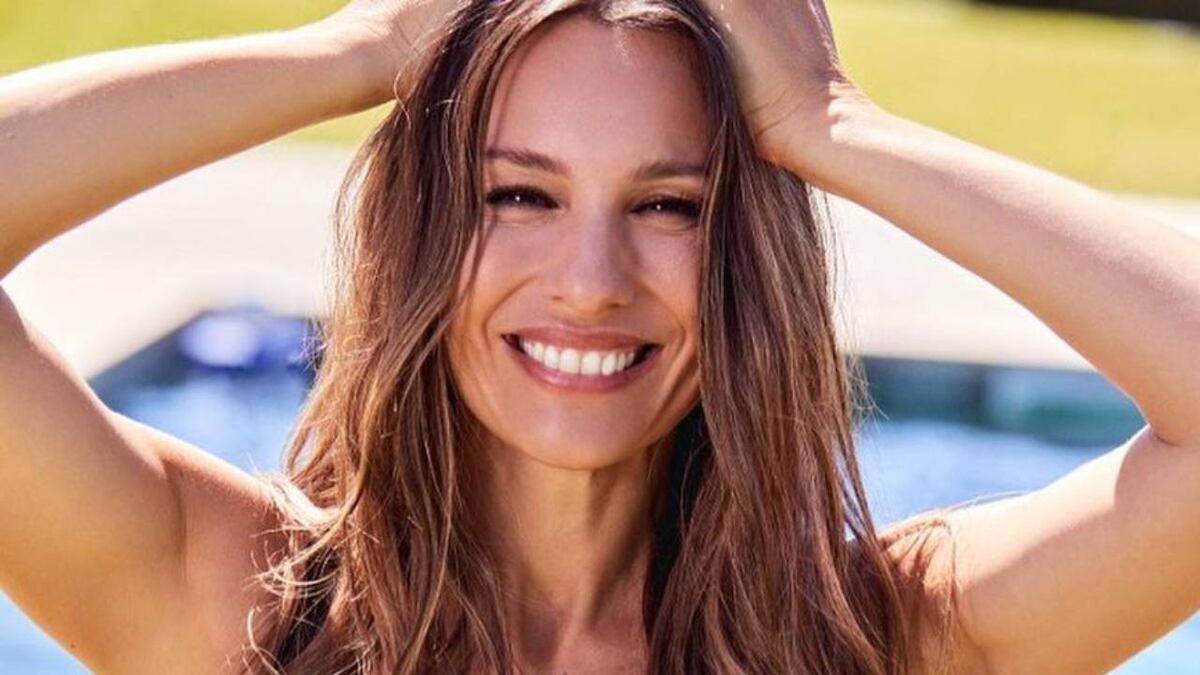 Desde una paradisíaca playa en el Caribe, Pampita deslumbra con una microbikini animal print