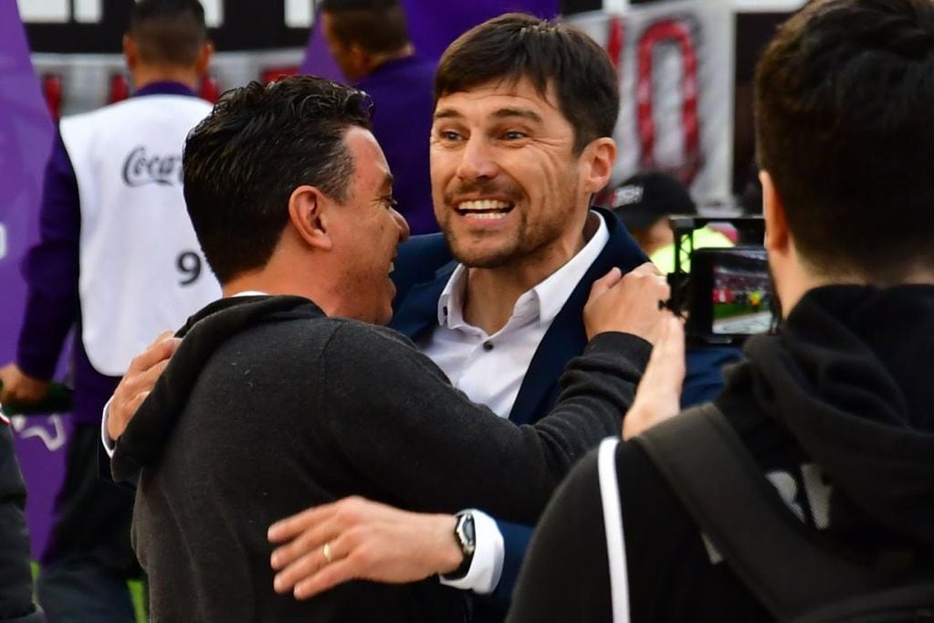 Marcelo Gallardo, DT de River, y un abrazo con Alexander Medina, DT de Talleres, la vez que se encontraron en un River-Talleres en el Monumental. (Fotobaires)