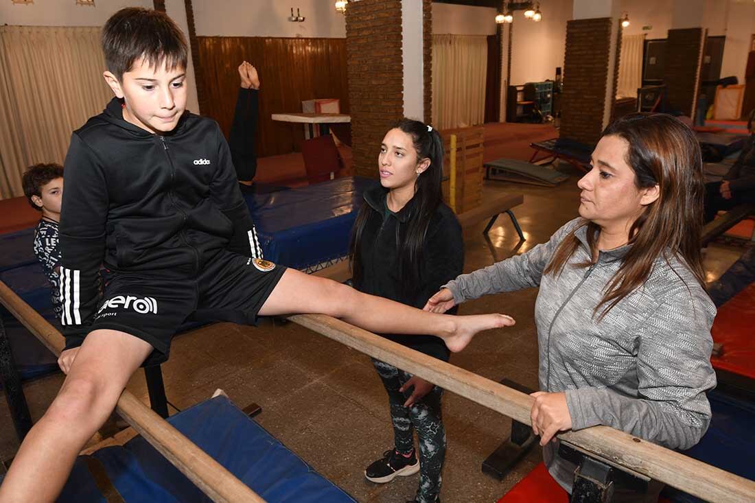 Ana Donoso (gris) junto a Victoria Ledesma, entrenadoras de gimnasia artística de varones en el club Alemán 
Foto: José Gutierrez/ Los Andes




