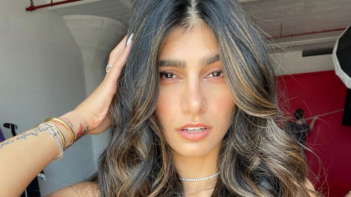 Mia Khalifa encendió las redes con una minifalda de cuero y unas medias de red