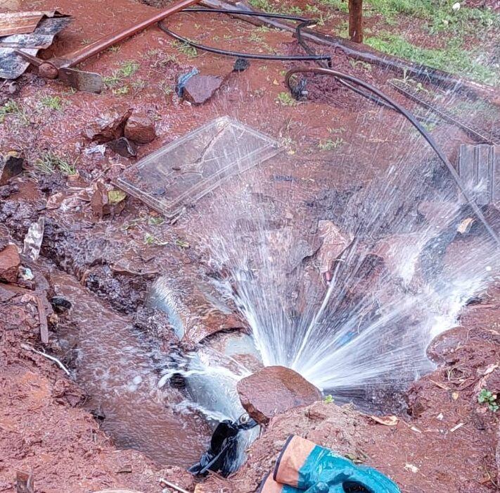 Insólito: quisieron conectarse clandestinamente a la red de agua y dejaron sin suministro a un barrio entero.