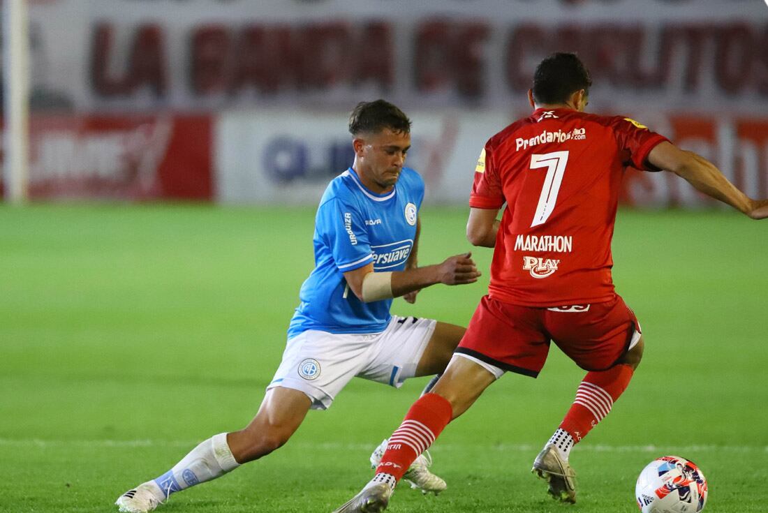 Santiago Longo tuvo mucho trabajo en el medio ante el buen trato de pelota de los tucumanos. (@Belgrano)