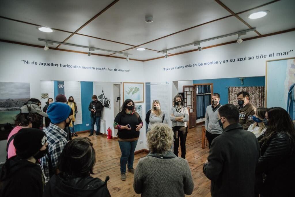 Reconocimiento a alumnos del Colegio Sábato, por su trabajo con temática malvinera.