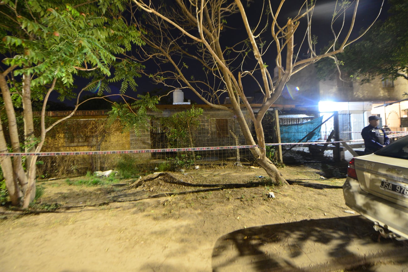 Dos hermanas fueron asesinadas y enterradas en el fondo del patio de la casa en Cabalen al 6500 B° Arguello Autodromo. Foto Javier Ferreyra