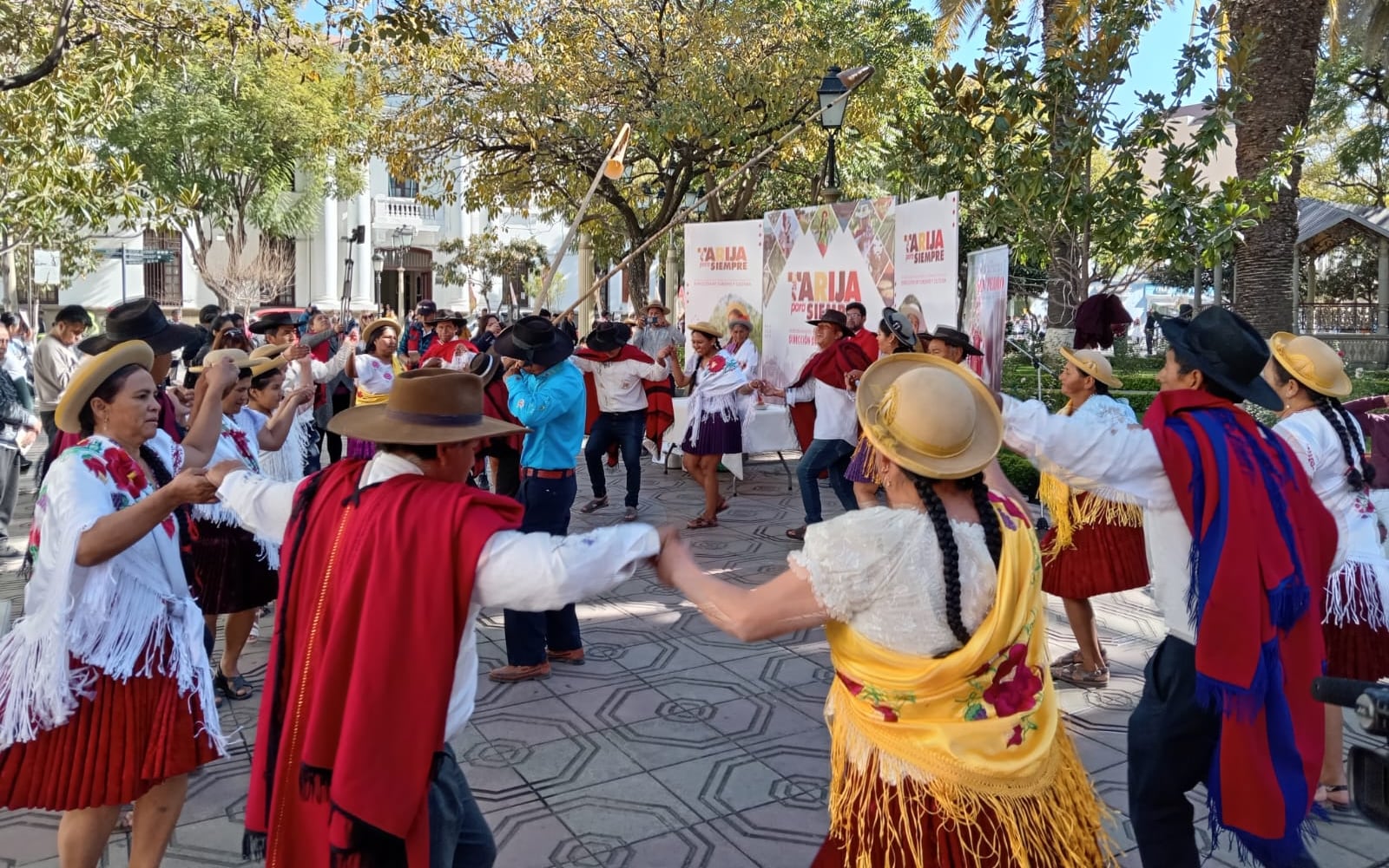 La plaza central de la ciudad de Tarija es epicentro de las celebraciones para el lanzamiento del Carnaval Chapeco.