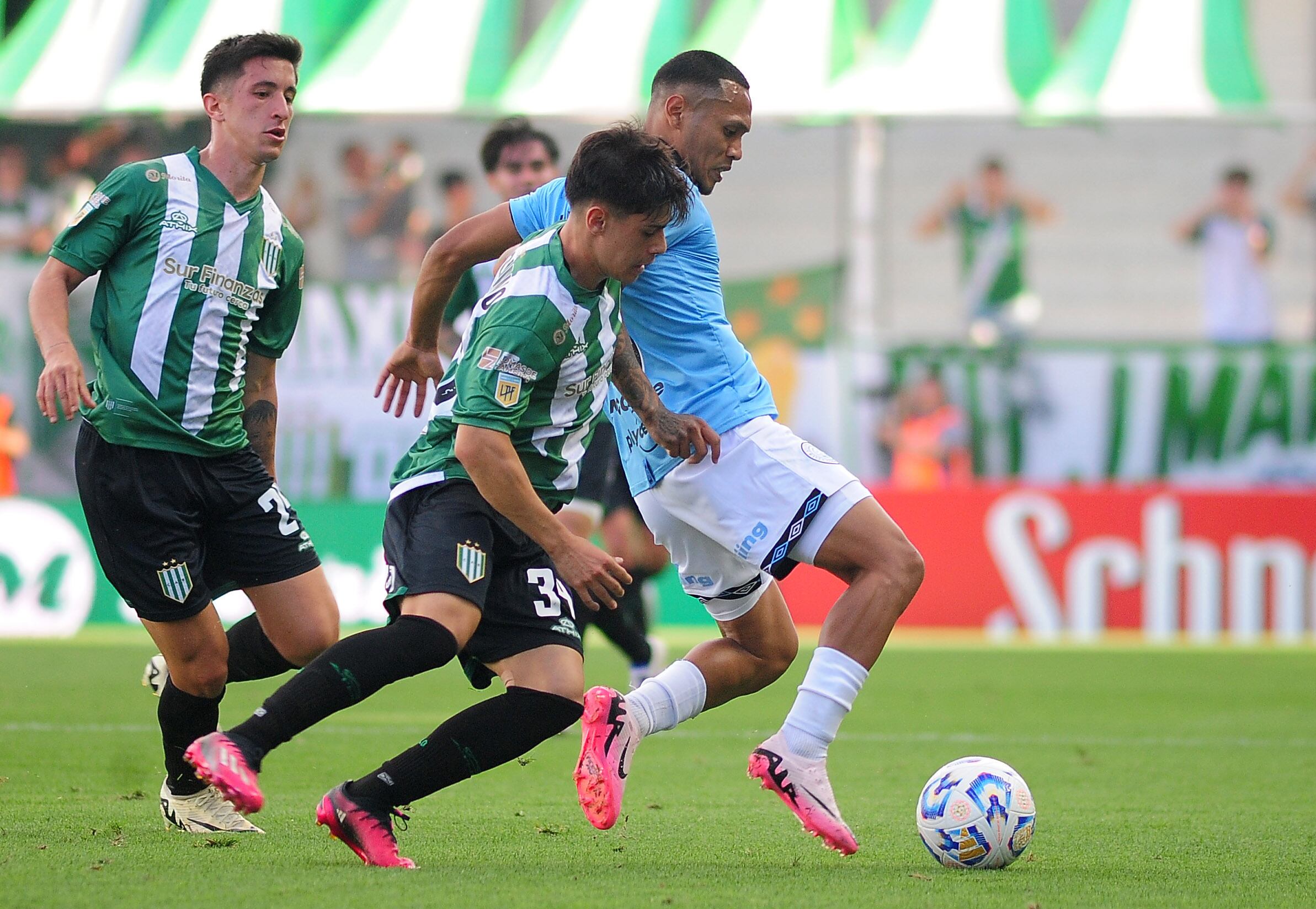 Bryan Reyna fue titular en Belgrano, por la lesión de Uvita Fernández, en la visita a Banfield. (Fotobaires)