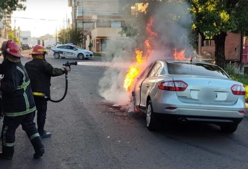 Posadas: puso en marcha su vehículo y se prendió fuego.