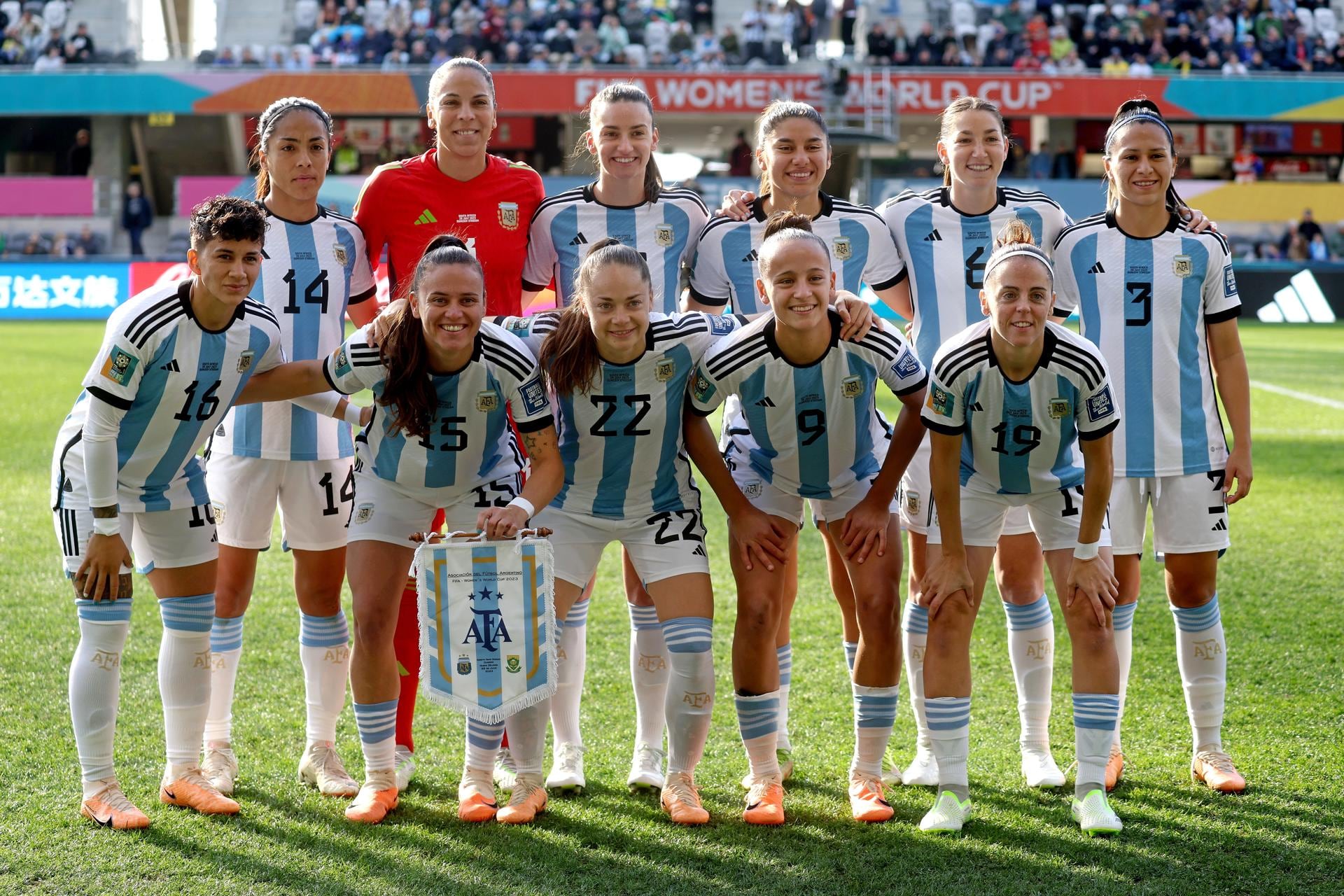 Dunedin (New Zealand), 21/07/2023.- Braun Sophia (L) and Banini Estefania (R) of Argentina celebrates after scoring during the FIFA Women's World Cup group G soccer match between Argentina and South Africa, in Dunedin, New Zealand, 28 July 2023. (Mundial de Fútbol, Nueva Zelanda, Sudáfrica) EFE/EPA/RITCHIE B. TONGO
