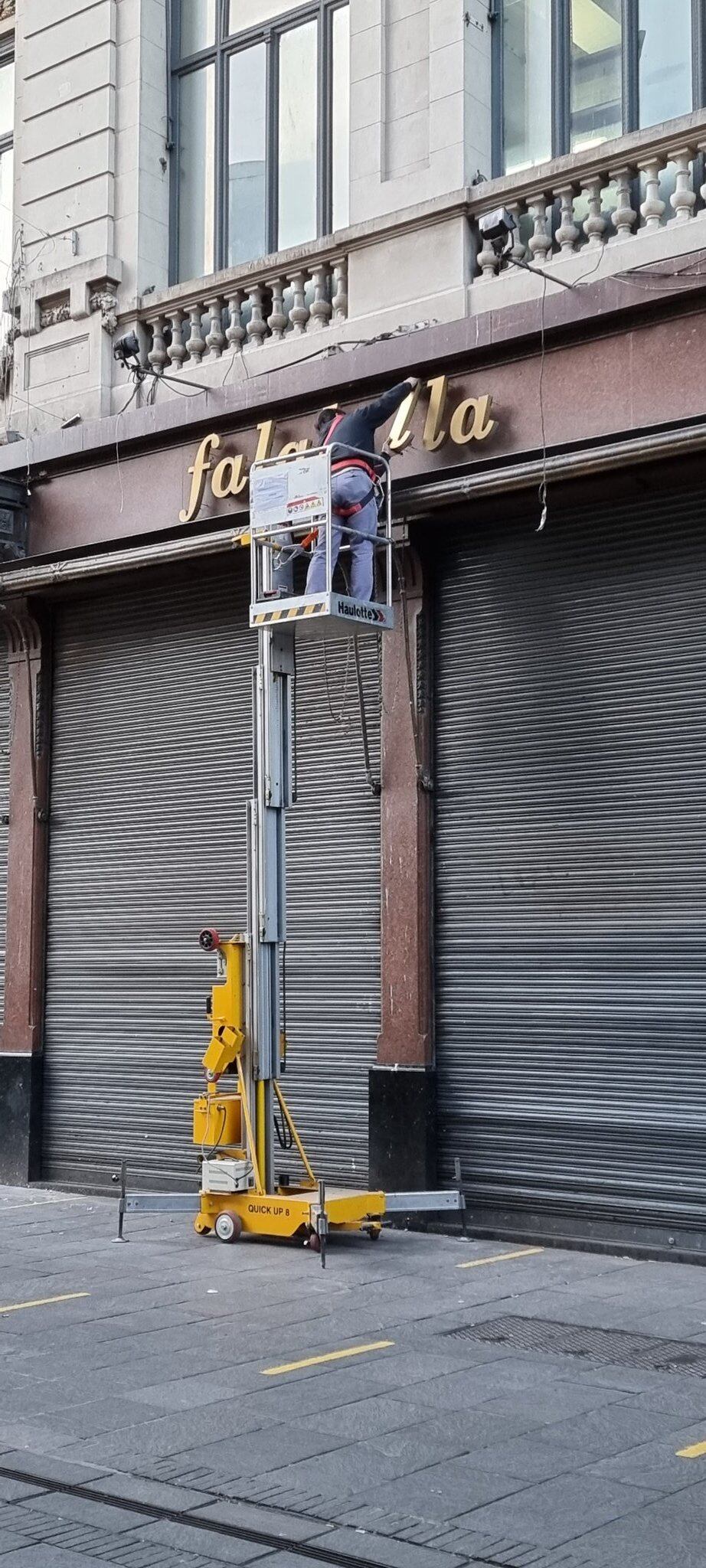 La esquina de Córdoba y Sarmiento ya no lucirá el nombre de la cadena chilena.