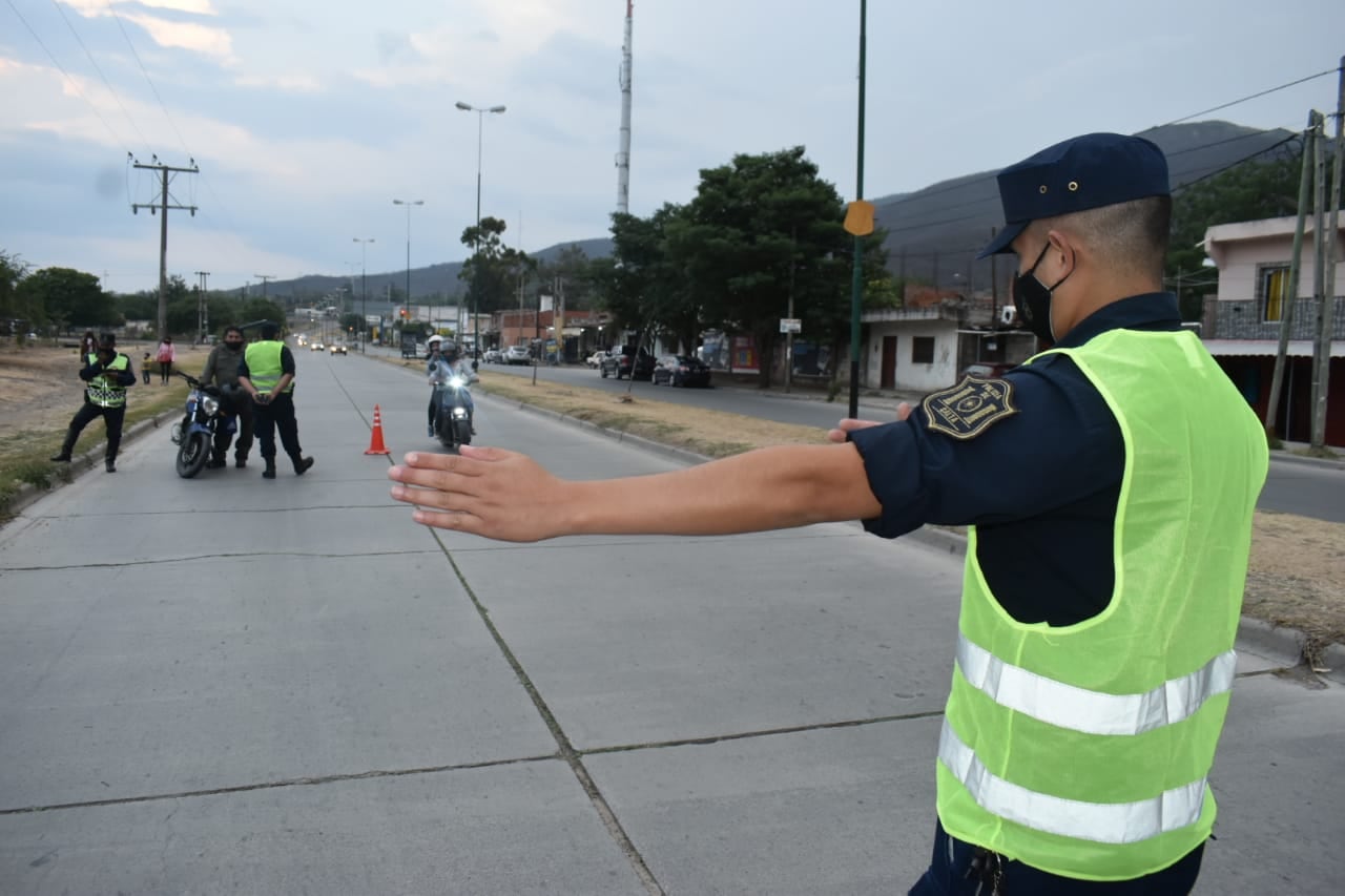 Durante el fin de semana largo la Policía de Salta controló cerca de 27.700 vehículos y labró 3777 multas por distintas infracciones.