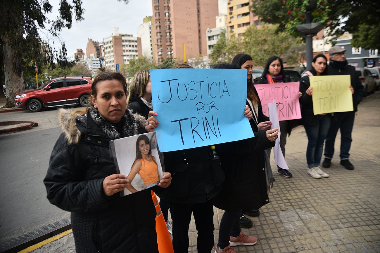 Sofía, madre de Trinidad, la adolescente que murió por el ataque de dos perros dogos en la ciudad de Córdoba, y su abogado Carlos Nayi fueron recibidos por el fiscal general Juan Manuel Delgado. (Pedro Castillo / La Voz)