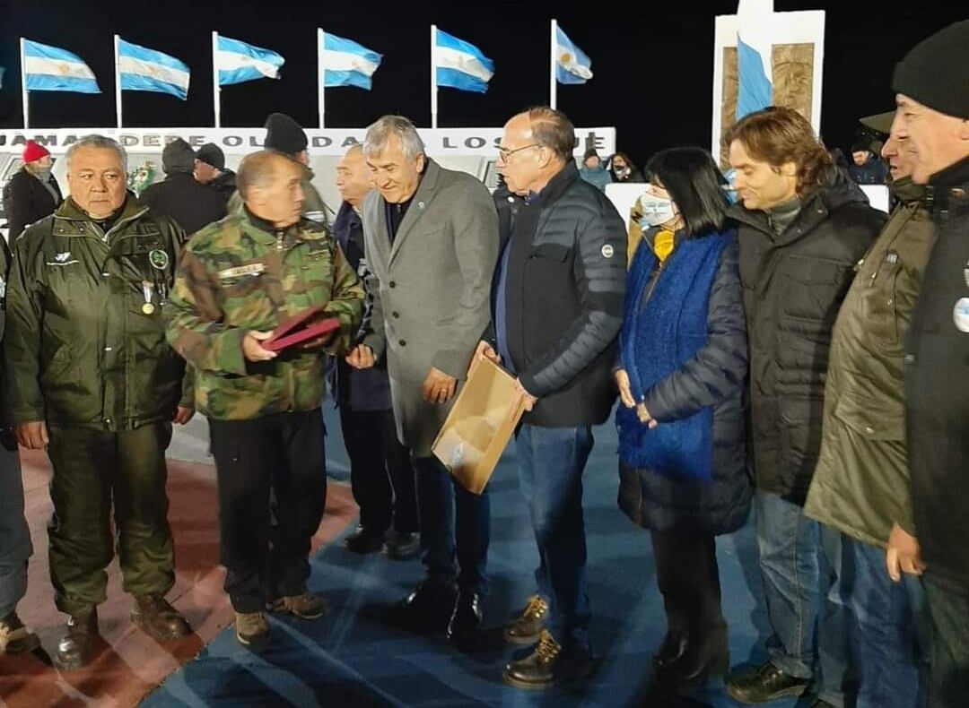 "Es para mí un honor estar aquí, junto a los veteranos, honrando a nuestros caídos". dijo Morales en Río Grande (Tierra del Fuego).