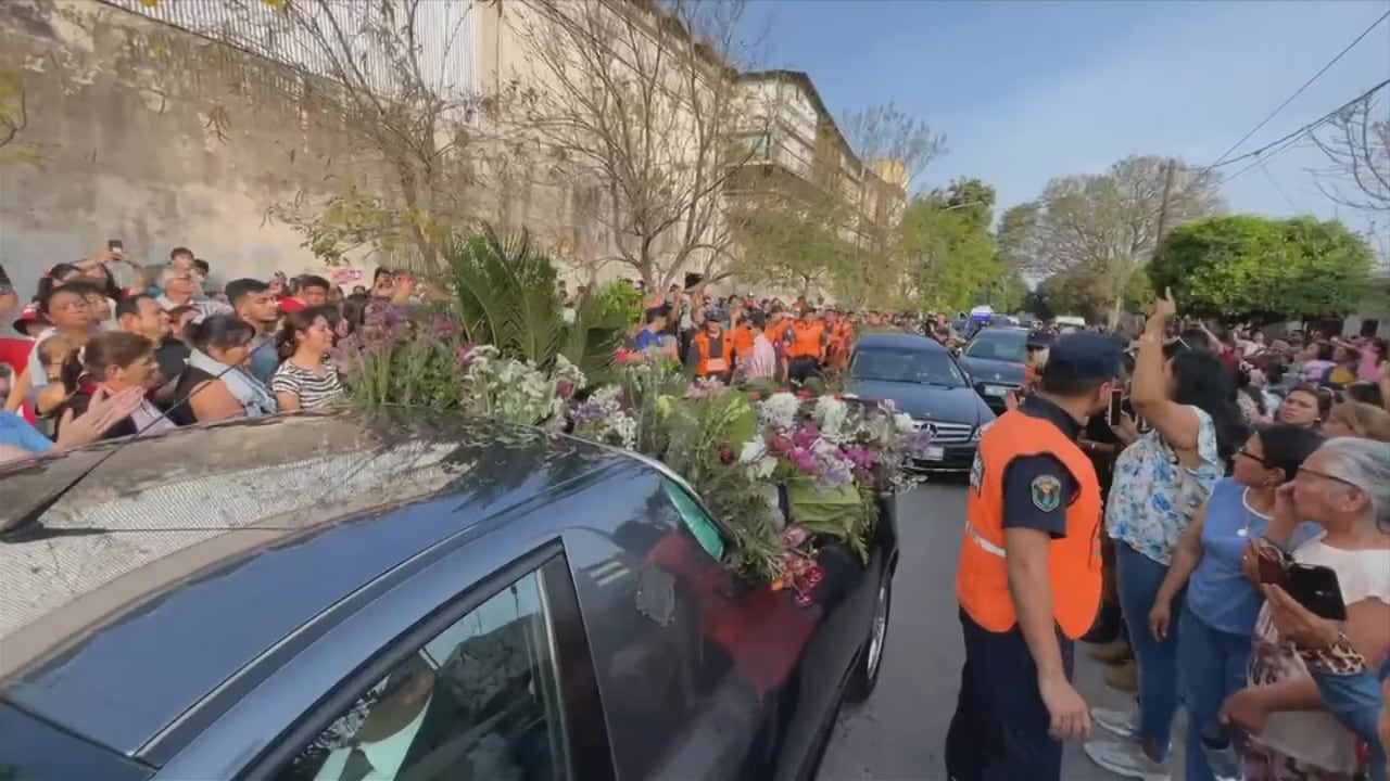 Centenares de fanáticos viajaron para despedir a su ídolo. Gentileza: TN.