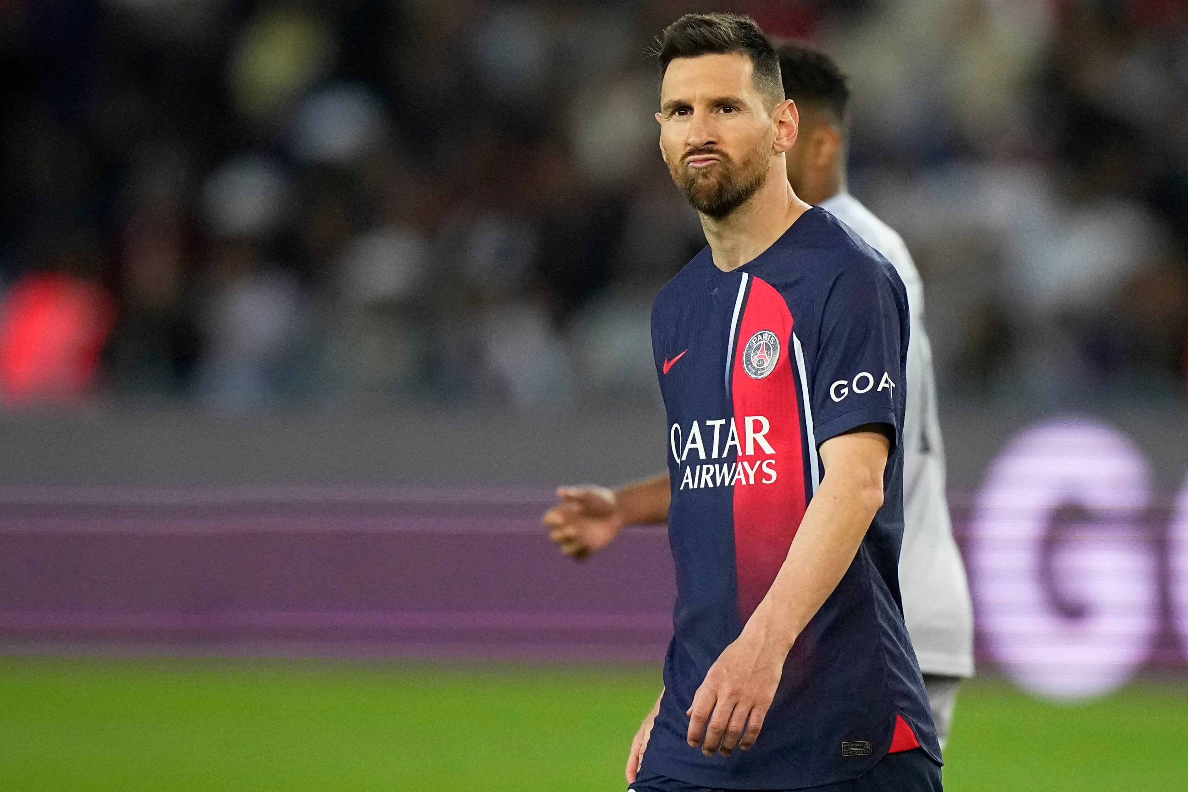 Lionel Messi del Paris Saint-Germain hace una mueca durante el partido contra Clermont en la liga francesa, el sábado 3 de junio de 2023 (AP Foto/Michel Euler)