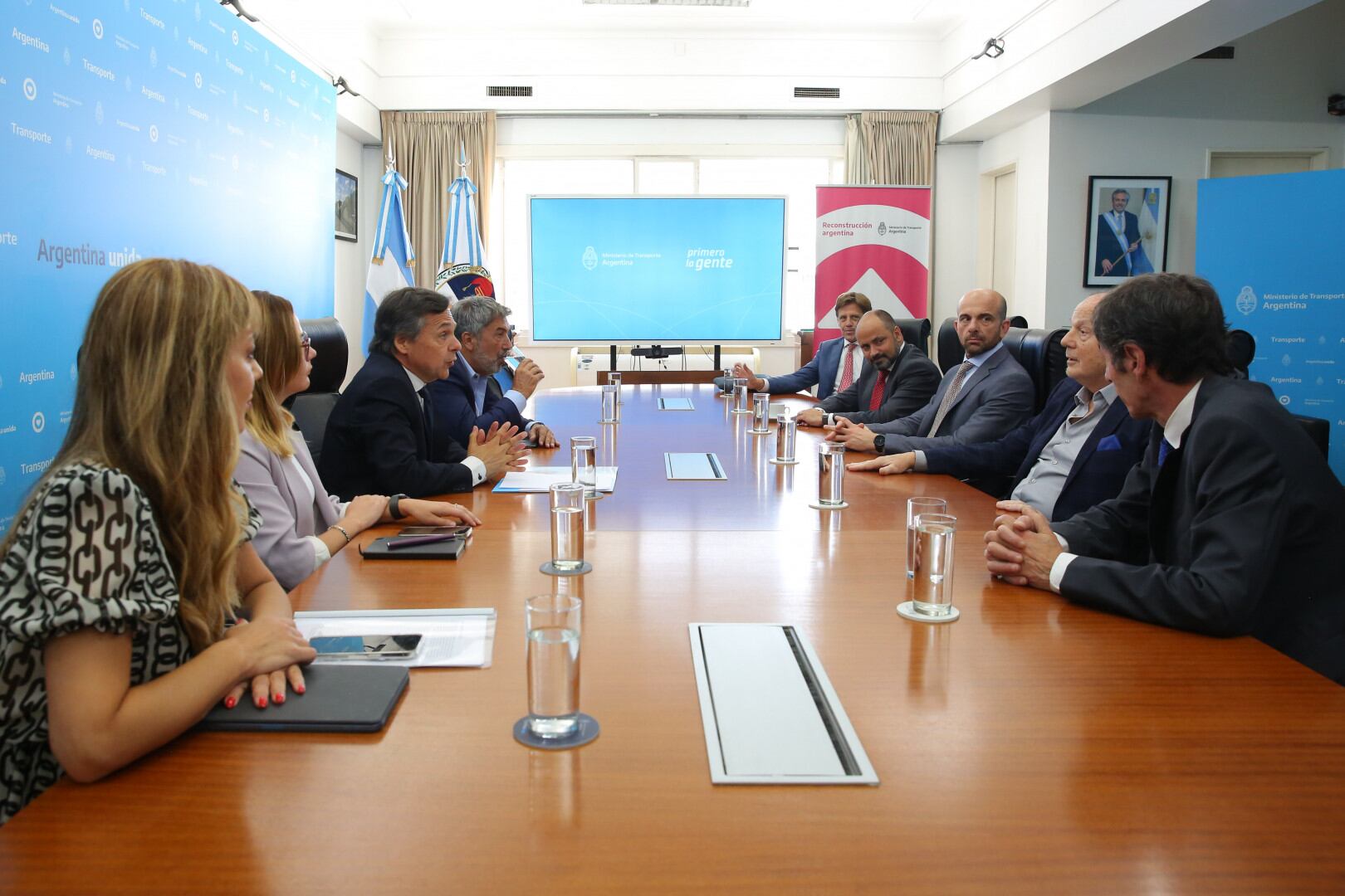 Primera reunión de traspaso con las futuras autoridades en las áreas de Transporte, Energía, Minería y Enacom. (Presidencia)