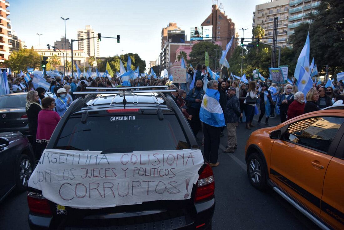 Un grupo de personas se convocó en el Patio Olmos para protestar contra el gobierno (Facundo Luque / La Voz)