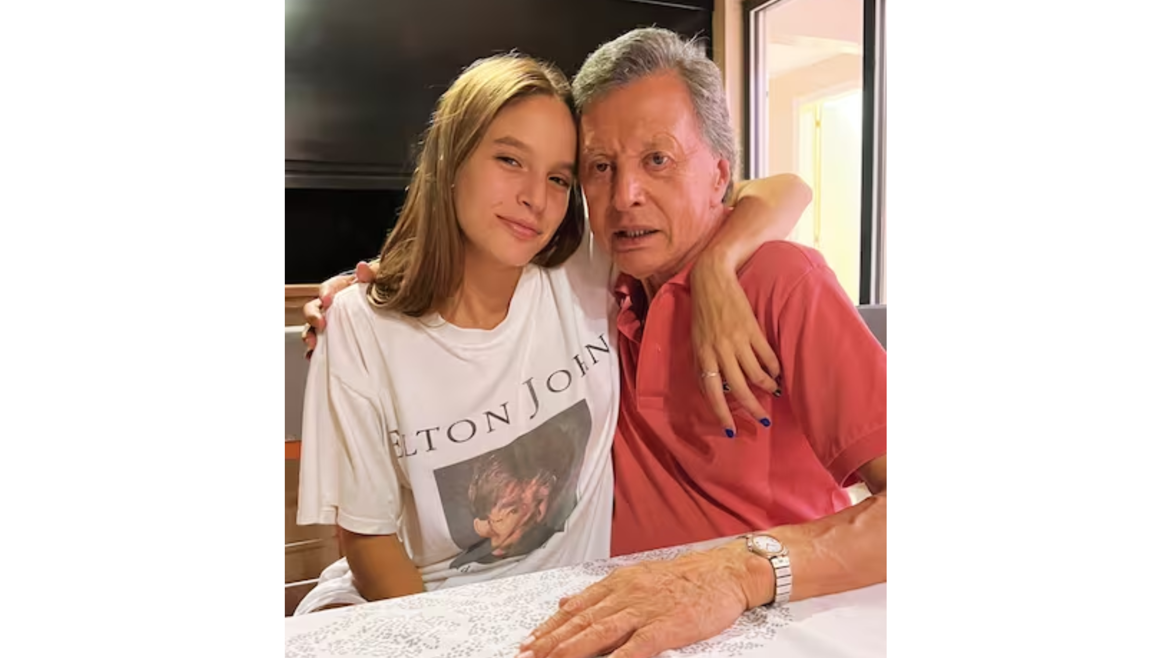 La joven junto a su abuelo, el cantante Palito Ortega.