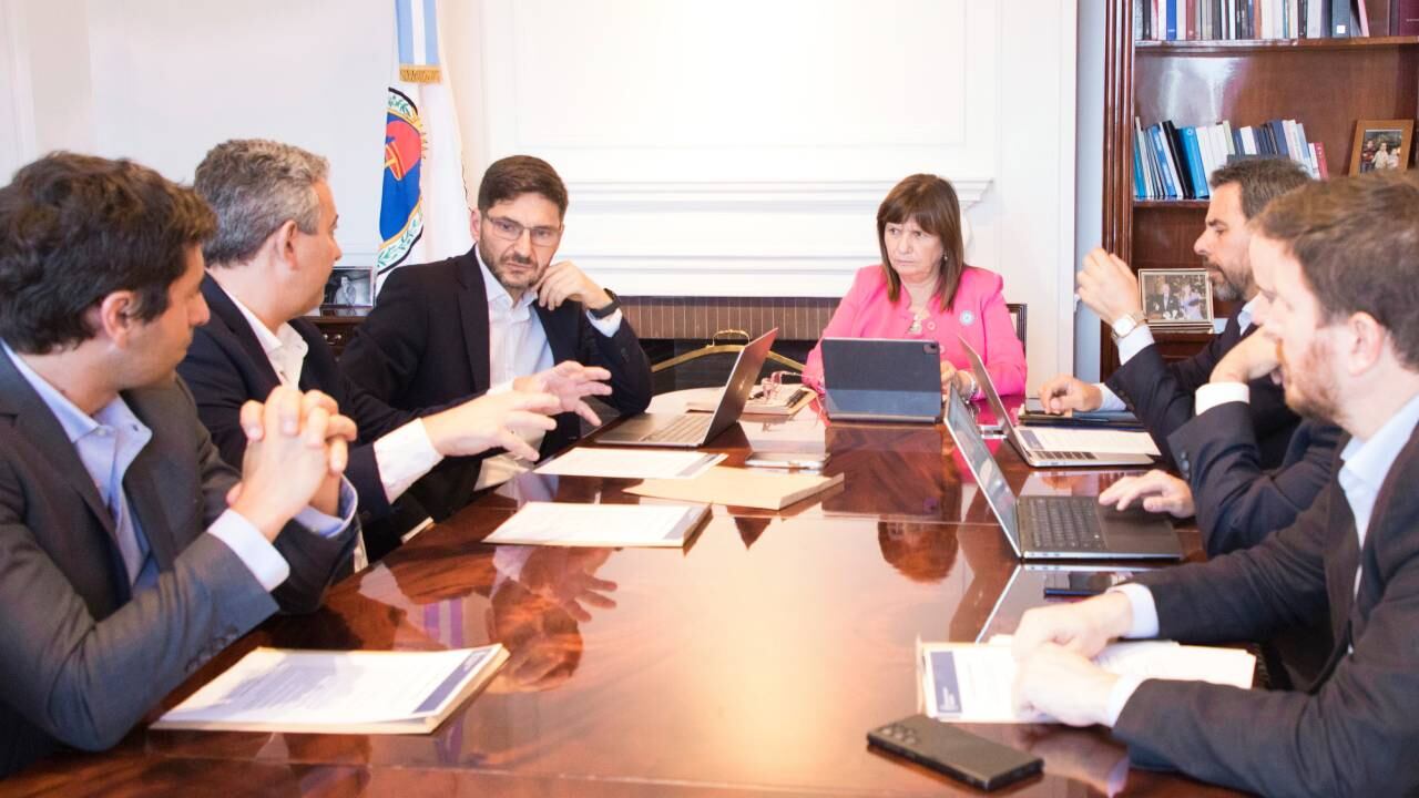 Patricia Bullrich recibió a Pullaro y al intendente Pablo Javkin el último jueves.