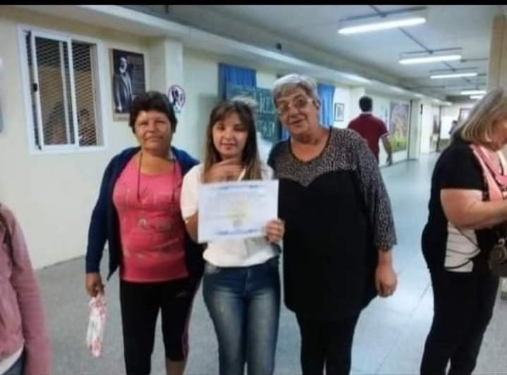 Karen juntos a sus abuelas. (Foto captura).