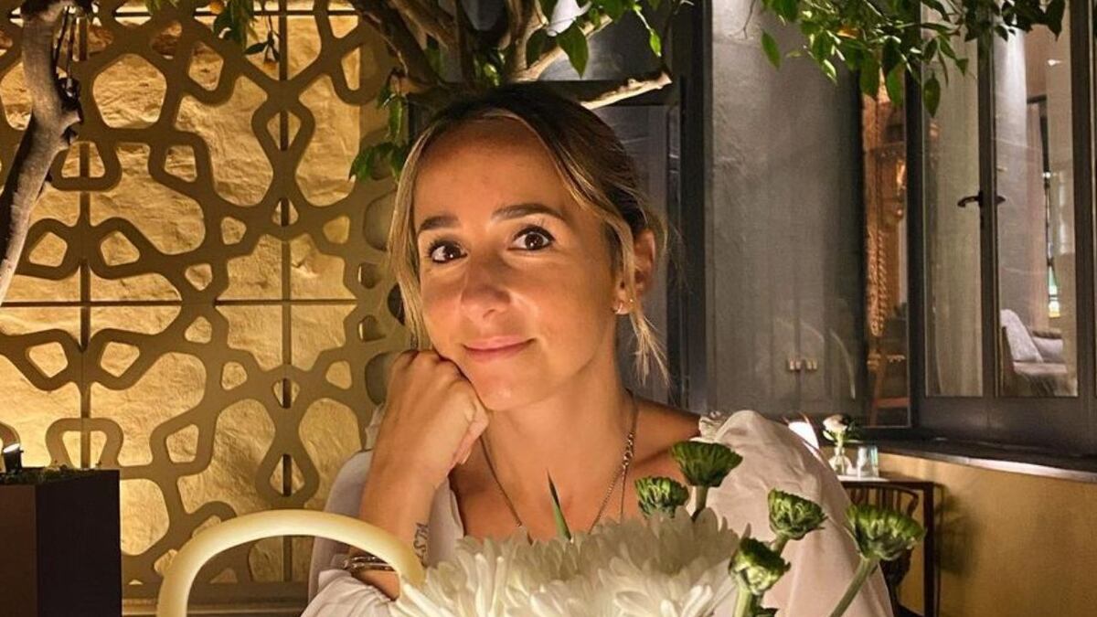 Linda Raff, la esposa de Papu Gómez, causo sensación con su total look en las calles de Qatar