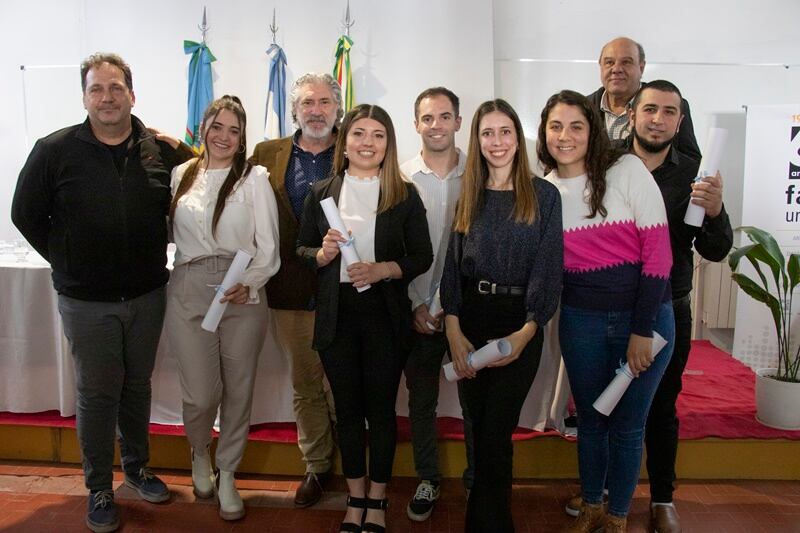 Cresta: Acto de Colación de Grado y Entrega de Diplomas de los graduados en Arquitectura y Contador Público