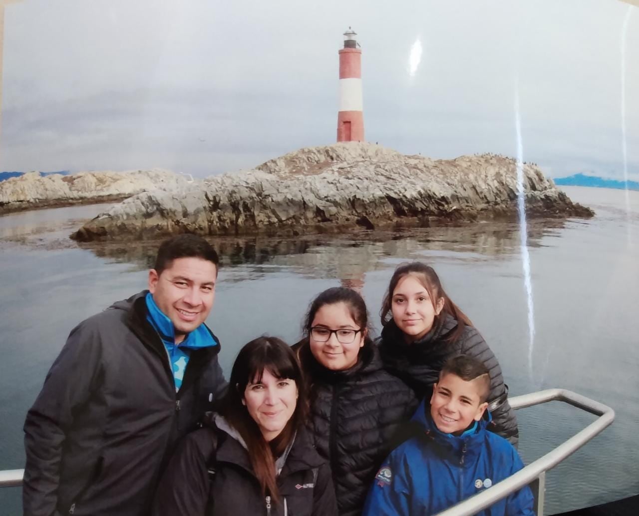 La familia disfrutó de varios lugares de la ciudad. Juntos fueron a navegar por el Canal Beagle.