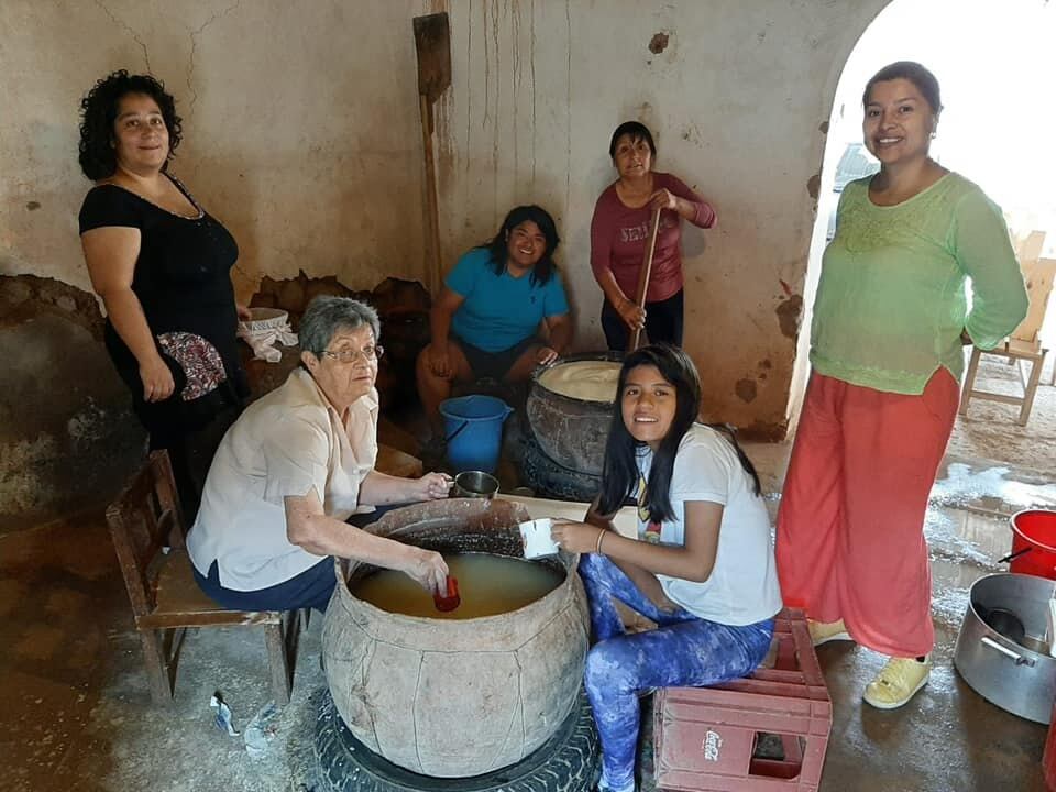 La preparación de la chicha que se comparte fraternalmente durante la jornada, es parte del relato previsto para la transmisión de este sábado. En la fotografía, Selva Vilte (segunda desde la izquierda) con jóvenes que encarnan la continuidad de la tradición.