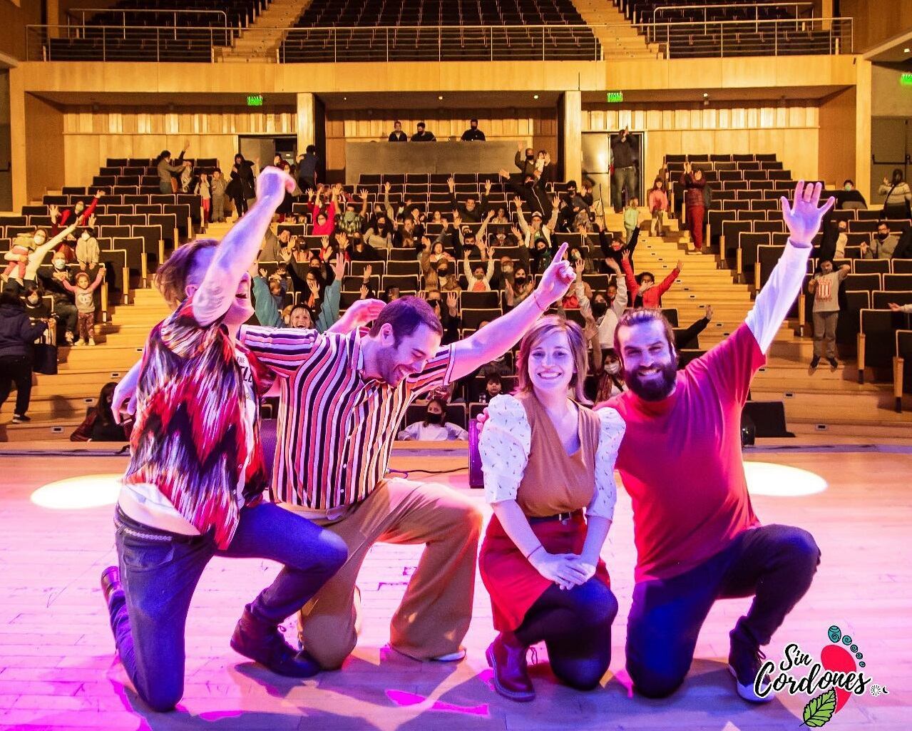 Sin cordones se presentó en "La Usina del Arte" con un nutrido público que respetó el aforo de la sala, las medidas sanitarias, pero por sobre todo, se divirtió, cantó y bailó.