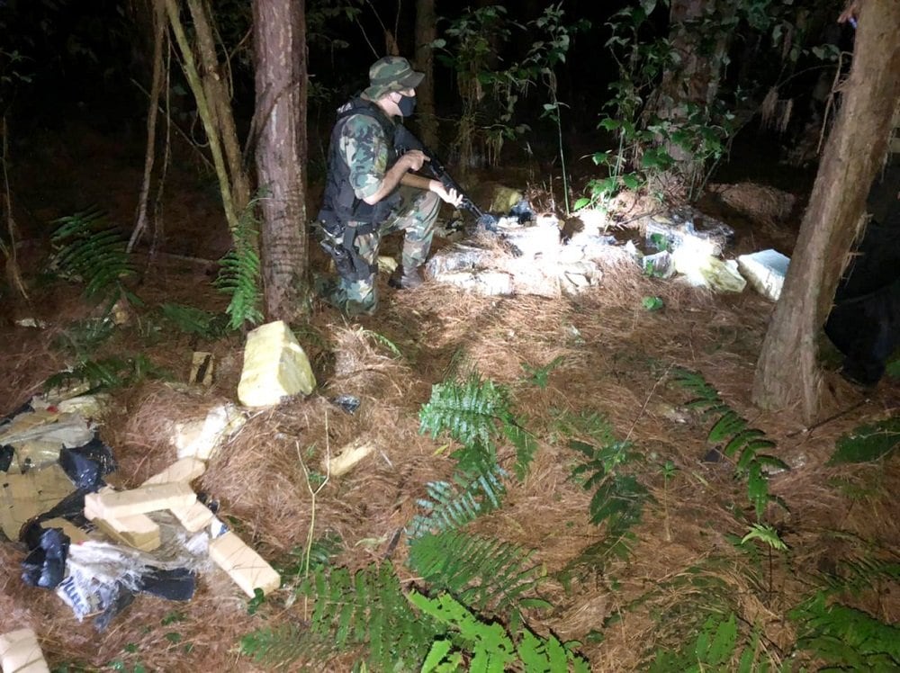 Efectivos de Prefectura Naval Argentina decomisaron casi cuatro toneladas de marihuana en Puerto Libertad.