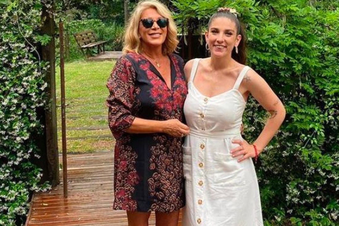 Juana Repetto junto a su madre, Reina Reech.