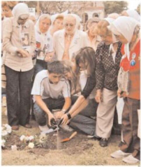 En 2005, los restos de Azucena fueron colocados en la Plaza de Mayo.