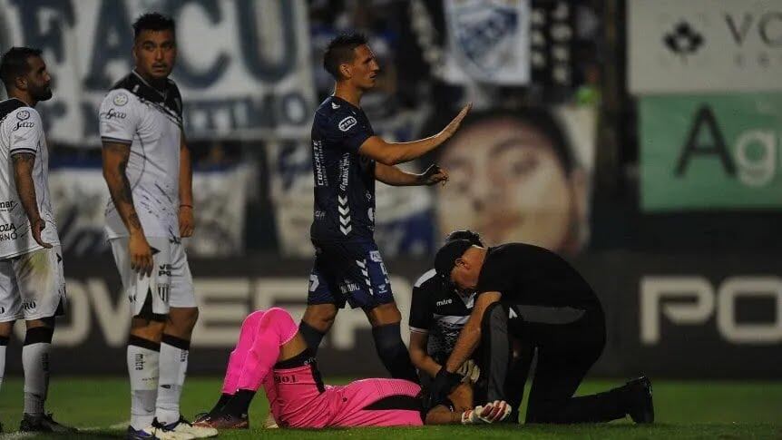 Olivera alcanzado por un proyectil que lanzó la hinchada de Quilmes.