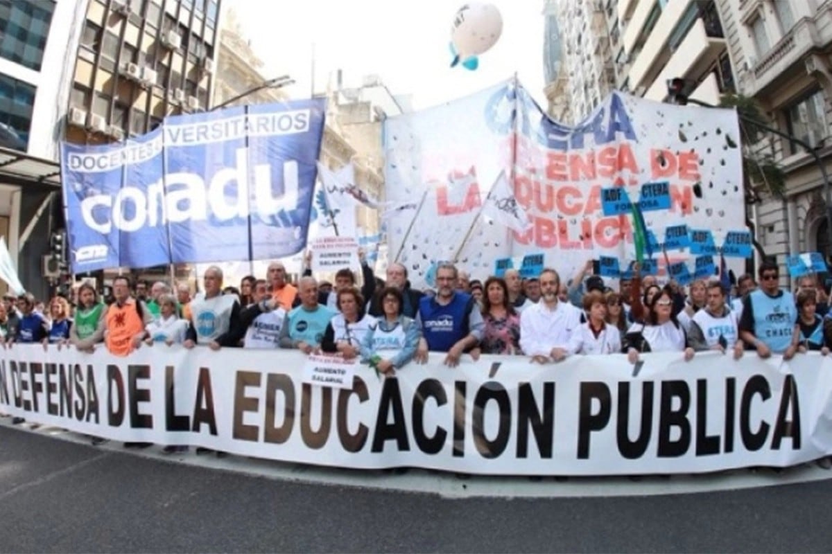 Gremios de docentes universitarios marcharon en oposición al Veto de la ley de Financiamiento Universitario. Convocaron a un paro para este jueves 10 de octubre