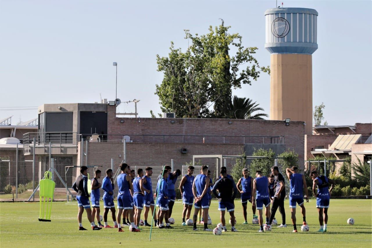 Última charla del técnico Diego Flores con el plantel de Tomba, previo al viaje hacia Buenos Aires para enfrentar a Huracán.