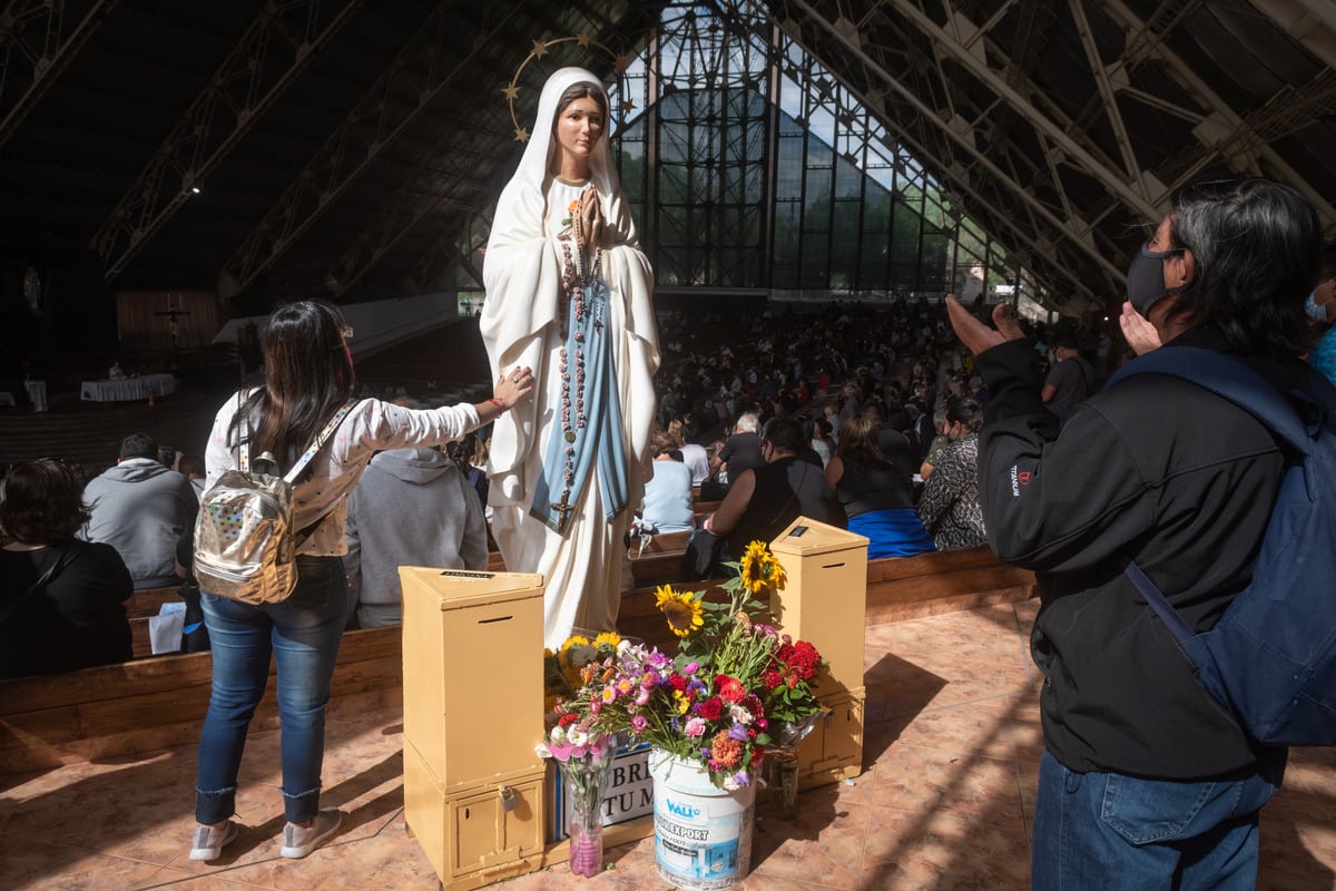 Día de la Virgen de Lourdes
Este 11 de febrero, como cada año miles de fieles y devotos de la virgen de Lourdes se hacen presente en este aniversario de su aparición a la Santa Bernardita.

Foto: Ignacio Blanco / Los Andes  